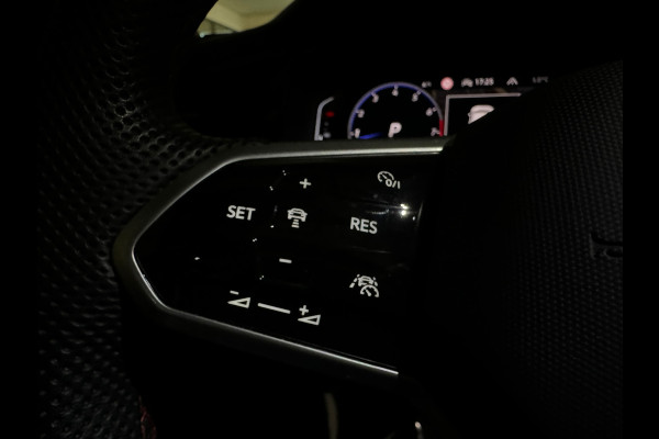 Volkswagen T-Roc 1.5 TSI R-Line Business+ Pano|IQ|Keyles|Cam