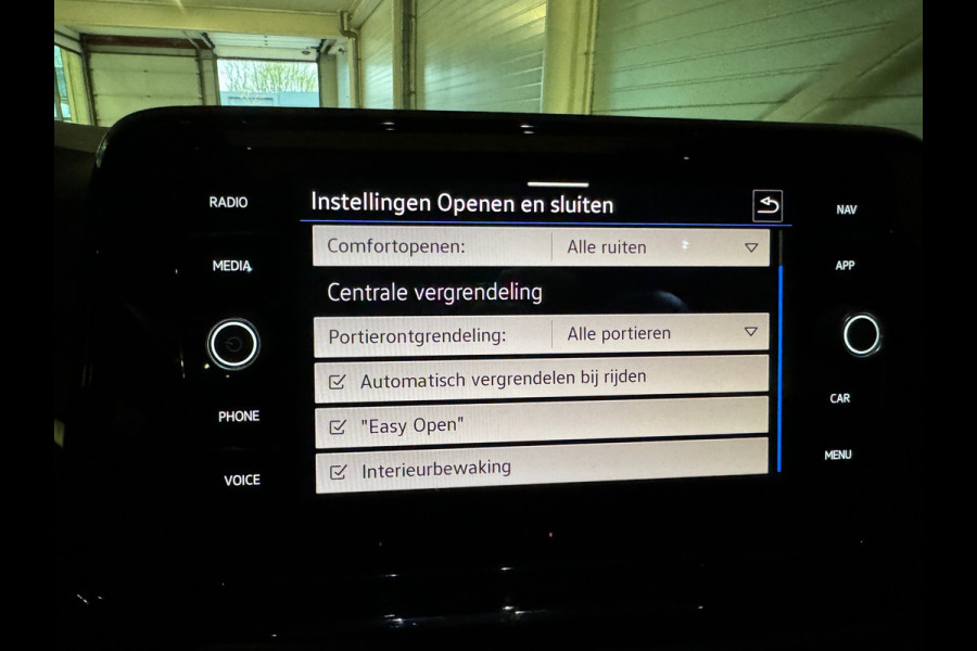 Volkswagen T-Roc 1.5 TSI R-Line Business+ Pano|IQ|Keyles|Cam