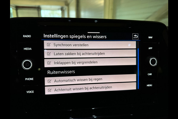 Volkswagen T-Roc 1.5 TSI R-Line Business+ Pano|IQ|Keyles|Cam