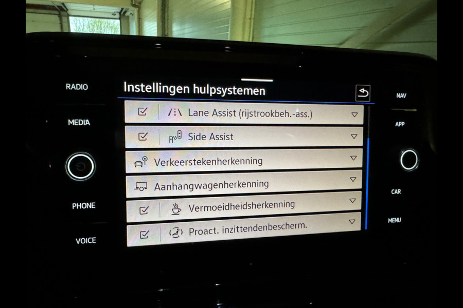 Volkswagen T-Roc 1.5 TSI R-Line Business+ Pano|IQ|Keyles|Cam