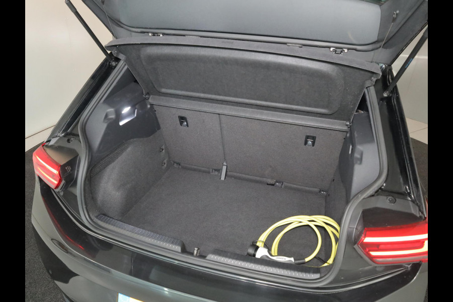 Volkswagen ID.3 First 58 kWh 93% SOH | 204 pk | Navigatie | Parkeersensoren | Adaptieve cruise control | Stoelverwarming | Apple Carplay/Android Auto |