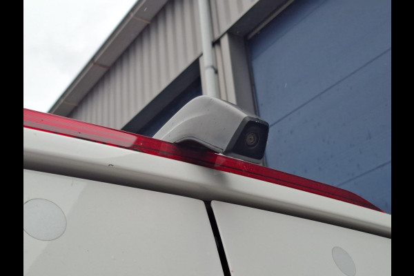 Volkswagen Crafter 35 2.0 TDI L3H3 Highline AUTOMAAT / STANDKACHEL / TREKHAAK / CARPLAY / NAVI