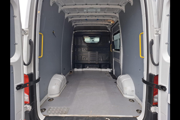 Volkswagen Crafter 35 2.0 TDI L3H3 Highline AUTOMAAT / STANDKACHEL / TREKHAAK / CARPLAY / NAVI