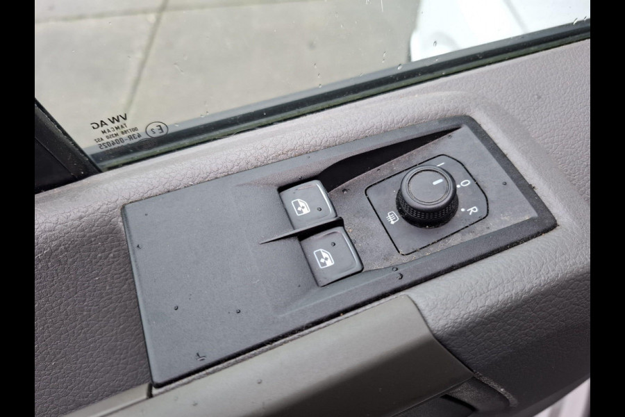 Volkswagen Crafter 35 2.0 TDI L3H3 Highline AUTOMAAT / STANDKACHEL / TREKHAAK / CARPLAY / NAVI