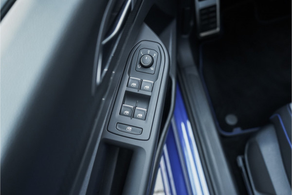 Volkswagen Golf 2.0 TSI R 4Motion Pano Performance Akra H&K ACC Camera Stuur & Stoelverw