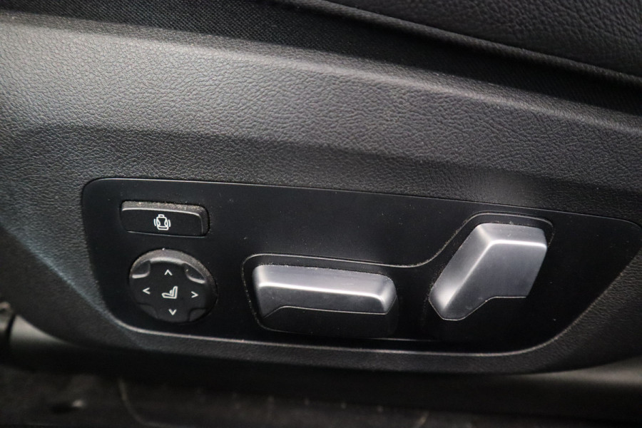 BMW 4 Serie Cabrio M440i xDrive High-Executive 374PK Individueel-lak Navigatie  Volleder 19LMV Head up