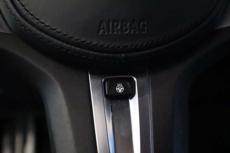 BMW 4 Serie Cabrio M440i xDrive High-Executive 374PK Individueel-lak Navigatie  Volleder 19LMV Head up