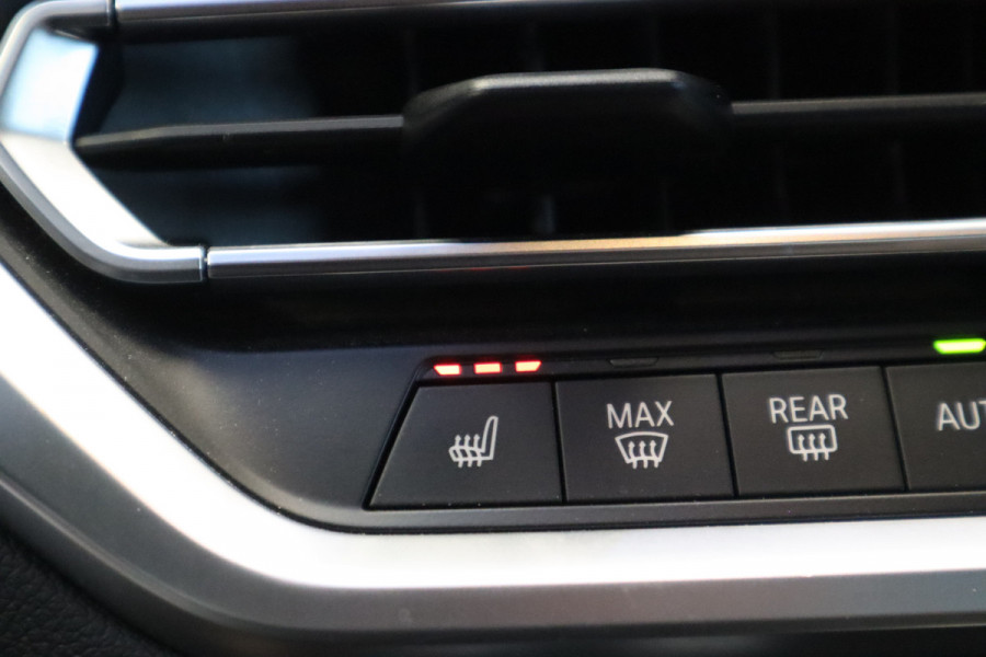 BMW 4 Serie Cabrio M440i xDrive High-Executive 374PK Individueel-lak Navigatie  Volleder 19LMV Head up