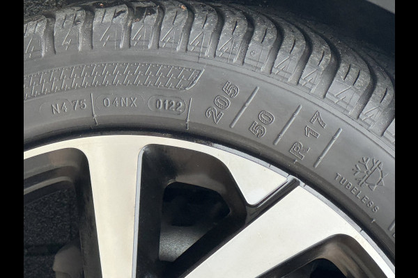 Citroën C3 1.2 PureTech Shine - Navigatie / Apple CarPlay I Airco I PDC I LED I Sport velgen I Veiligheids pakket I Dealer onderh.