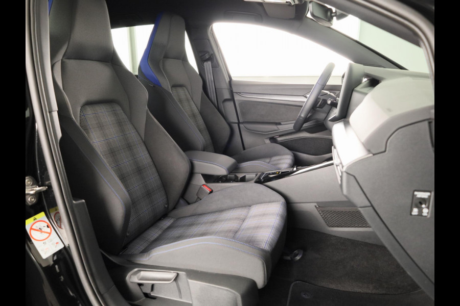Volkswagen Golf 1.5 eHybrid GTE 272 pk Automaat (DSG) | Verlengde garantie | Navigatie | Trekhaak (wegklapbaar) | Parkeersensoren | Achteruitrijcamera | Stoelverwarming | Head-up display |