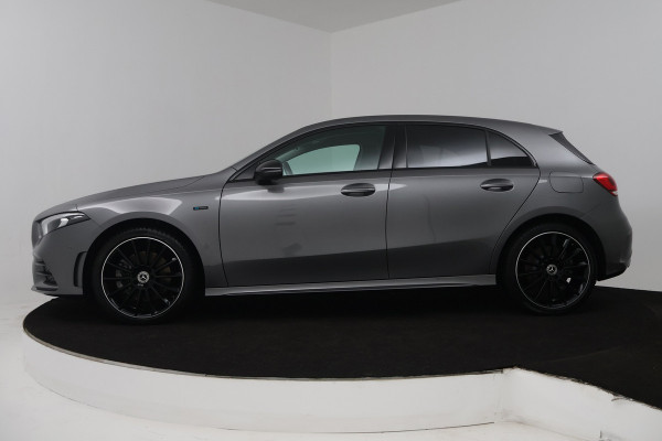 Mercedes-Benz A-Klasse 250 e Premium Plus (STOELVERWARMING, SFEERVERLICHTING, CAMERA, NAVIGATIE, CRUISE CONTROL)