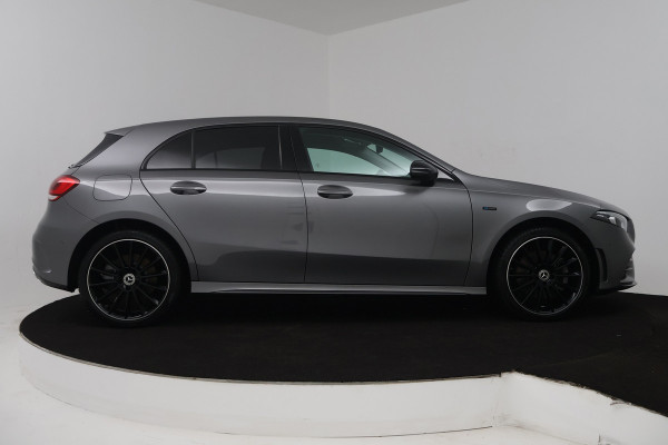 Mercedes-Benz A-Klasse 250 e Premium Plus (STOELVERWARMING, SFEERVERLICHTING, CAMERA, NAVIGATIE, CRUISE CONTROL)
