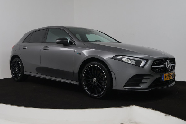 Mercedes-Benz A-Klasse 250 e Premium Plus (STOELVERWARMING, SFEERVERLICHTING, CAMERA, NAVIGATIE, CRUISE CONTROL)