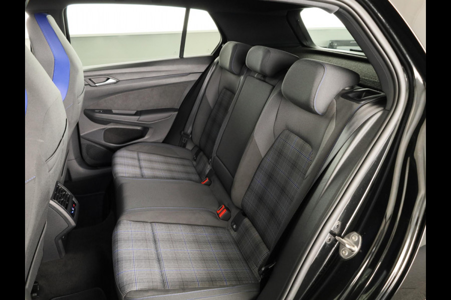 Volkswagen Golf 1.5 eHybrid GTE 272 PK PHEV | Verlengde garantie | 18"LM velgen | Black Style | Sportonderstel | Head up Display | 360 graden camera |