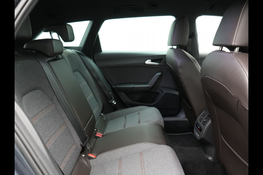 Seat Leon Sportstourer 1.4 TSI eHybrid Xcellence PHEV 204pk Dealer O.H. | Trekhaak Af Fabriek | Camera | Sportstoelen & Stuur Verwarmd | Keyless | Virtual | Navigatie | DAB | Plug In Hybrid |