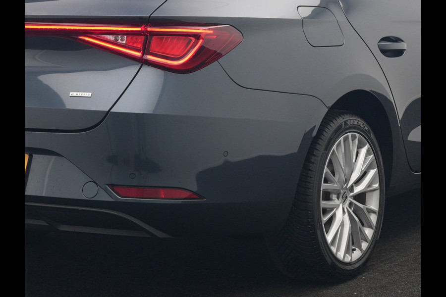 Seat Leon Sportstourer 1.4 TSI eHybrid Xcellence PHEV 204pk Dealer O.H. | Trekhaak Af Fabriek | Camera | Sportstoelen & Stuur Verwarmd | Keyless | Virtual | Navigatie | DAB | Plug In Hybrid |