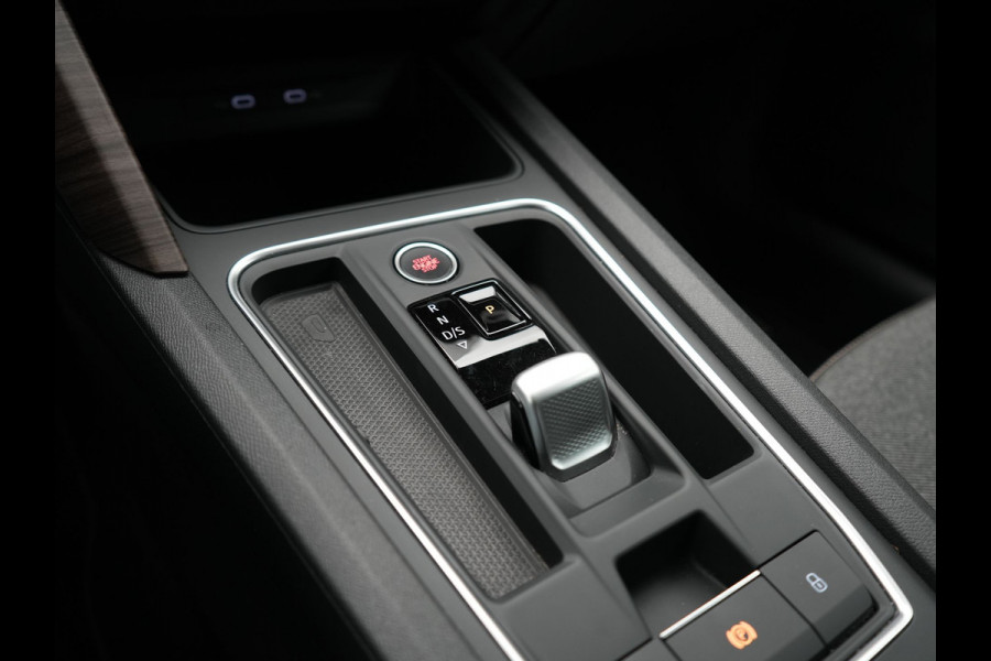 Seat Leon Sportstourer 1.4 TSI eHybrid Xcellence PHEV 204pk Dealer O.H. | Trekhaak Af Fabriek | Camera | Sportstoelen & Stuur Verwarmd | Keyless | Virtual | Navigatie | DAB | Plug In Hybrid |