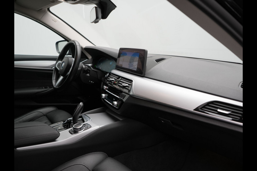 BMW 5 Serie Touring 520e Business Edition Plus PHEV 204pk Dealer O.H. | Head Up | Camera | Lederen Comfortstoelen Memory & Ventilatie | Apple Carplay | Blis | Virtual | Stoelverwarming | Navigatie | DAB | Plug In Hybrid |