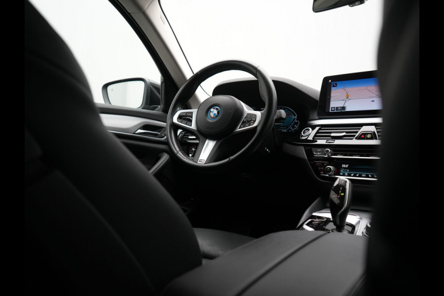 BMW 5 Serie Touring 520e Business Edition Plus PHEV 204pk Dealer O.H. | Head Up | Camera | Lederen Comfortstoelen Memory & Ventilatie | Apple Carplay | Blis | Virtual | Stoelverwarming | Navigatie | DAB | Plug In Hybrid |
