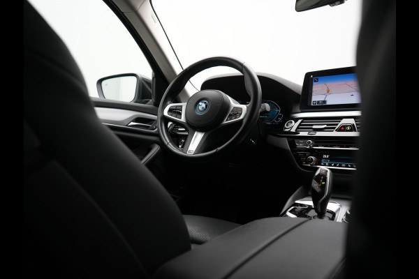 BMW 5 Serie Touring 520e Business Edition Plus PHEV 204pk Dealer O.H. | Head Up | Camera | Lederen Comfortstoelen Memory & Ventilatie | Apple Carplay | Blis | Virtual | Stoelverwarming | Navigatie | DAB | Plug In Hybrid |