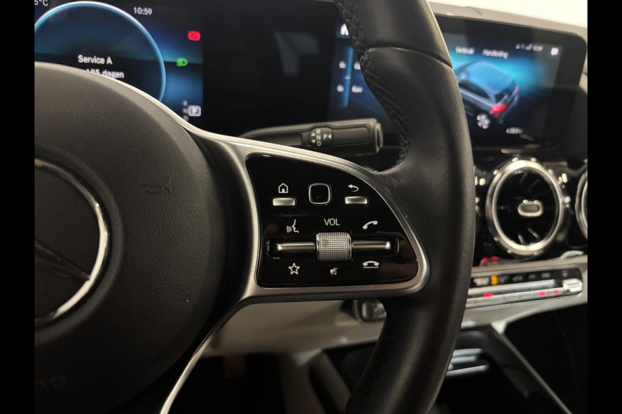 Mercedes-Benz GLA 200 Automaat Progressive Navigatie Climate Control Camera Parkeer sensoren Stoelverwarming DAB Lichtmetalen velgen 18" Electrisch bedienbare achterklep