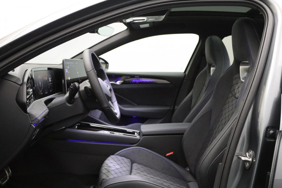 Volkswagen Passat Variant 1.5 eHybrid R-Line 272 PK PHEV, Panoramadak, Trekhaak, Black-Style, Head-Up, Massage