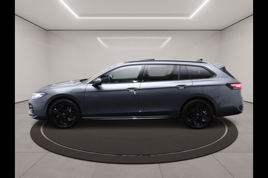 Volkswagen Passat Variant 1.5 eHybrid R-Line 272 PK PHEV, Panoramadak, Trekhaak, Black-Style, Head-Up, Massage