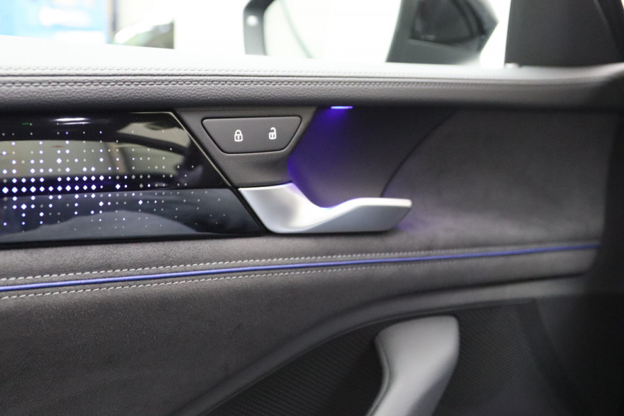 Volkswagen Passat Variant 1.5 eHybrid R-Line 272 PK PHEV, Panoramadak, Trekhaak, Black-Style, Head-Up, Massage