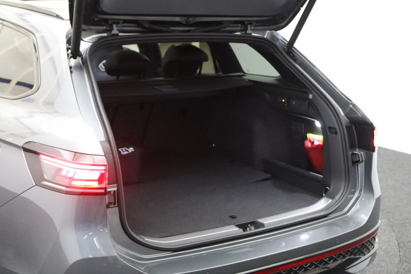 Volkswagen Passat Variant 1.5 eHybrid R-Line 272 PK PHEV, Panoramadak, Trekhaak, Black-Style, Head-Up, Massage