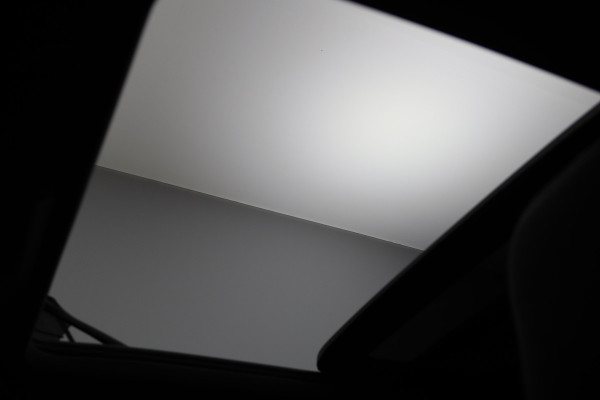 Volkswagen Passat Variant 1.5 eHybrid R-Line 272 PK PHEV, Panoramadak, Trekhaak, Black-Style, Head-Up, Massage