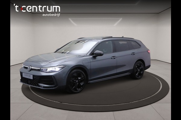 Volkswagen Passat Variant 1.5 eHybrid R-Line 272 PK PHEV, Panoramadak, Trekhaak, Black-Style, Head-Up, Massage