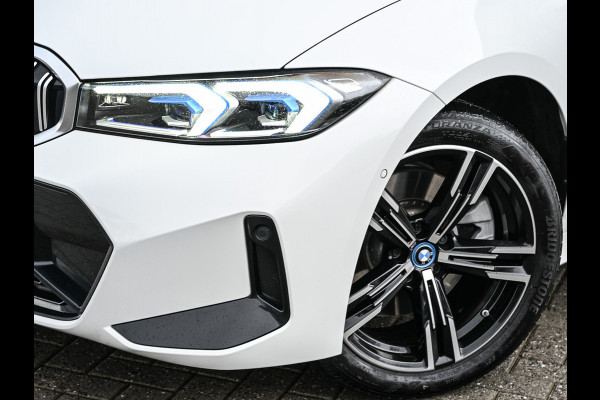BMW 3 Serie Touring 330e xDrive M-Sport | Comfort access | Trekhaak | Adaptive led | Driving assistant prof. | Dab+ | Hifi sound | Head-up | Camera