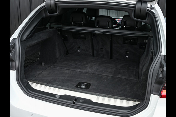 BMW 3 Serie Touring 330e xDrive M-Sport | Comfort access | Trekhaak | Adaptive led | Driving assistant prof. | Dab+ | Hifi sound | Head-up | Camera