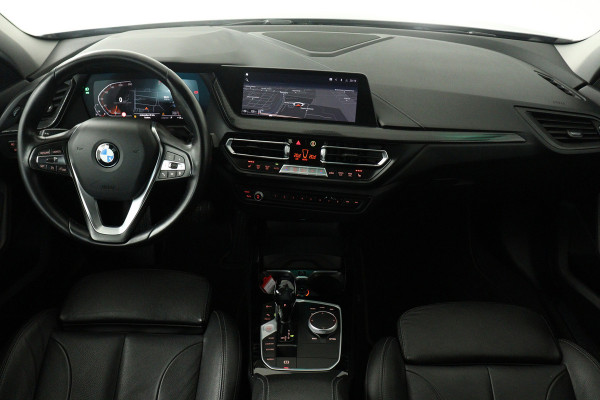 BMW 1-serie 118i High Executive Edition (NAVIGATIE, PARKEERSENSOREN, STOELVERWARMING, LEDER, SPORTSTOELEN, LED)