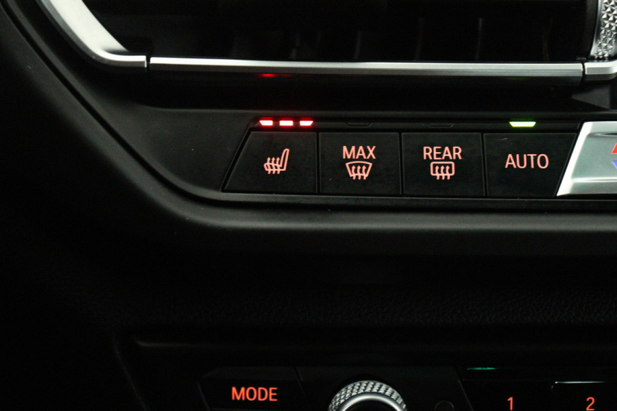 BMW 1-serie 118i High Executive Edition (NAVIGATIE, PARKEERSENSOREN, STOELVERWARMING, LEDER, SPORTSTOELEN, LED)