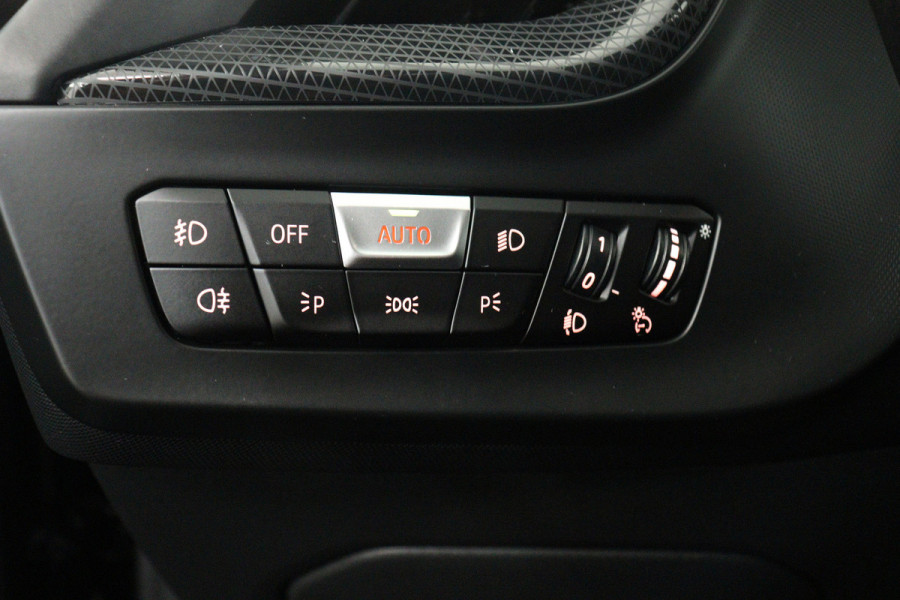 BMW 1-serie 118i High Executive Edition (NAVIGATIE, PARKEERSENSOREN, STOELVERWARMING, LEDER, SPORTSTOELEN, LED)