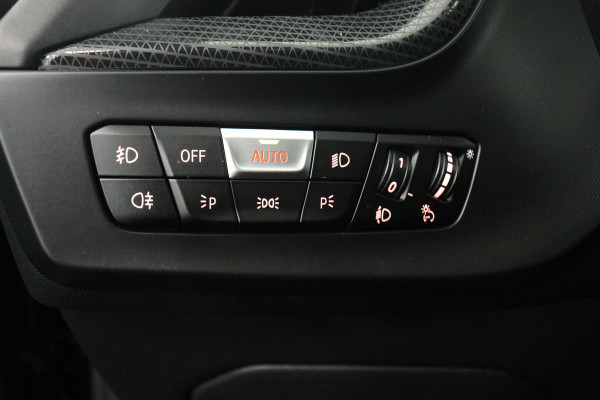 BMW 1-serie 118i High Executive Edition (NAVIGATIE, PARKEERSENSOREN, STOELVERWARMING, LEDER, SPORTSTOELEN, LED)