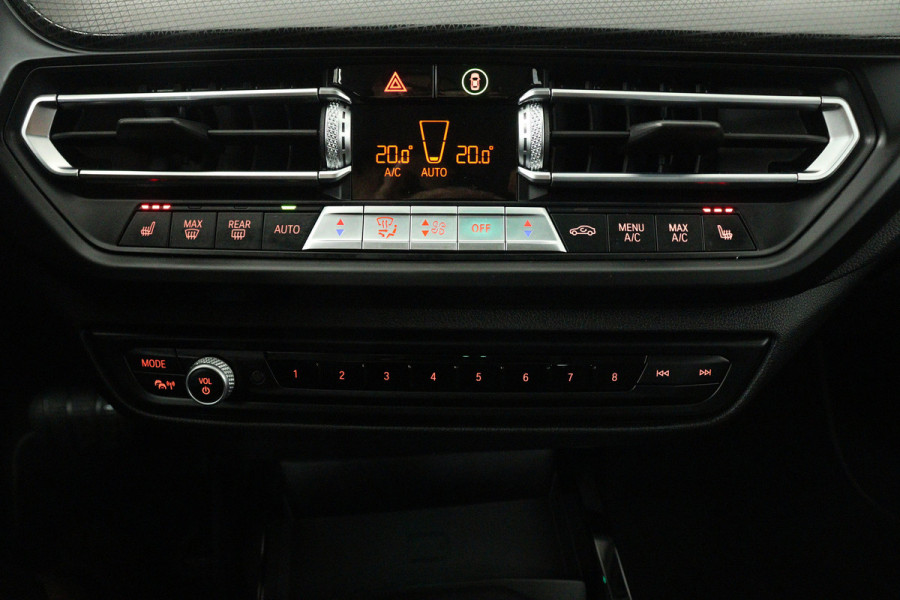 BMW 1-serie 118i High Executive Edition (NAVIGATIE, PARKEERSENSOREN, STOELVERWARMING, LEDER, SPORTSTOELEN, LED)