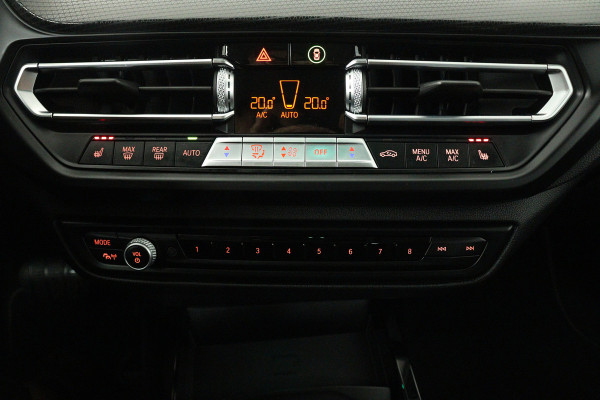 BMW 1-serie 118i High Executive Edition (NAVIGATIE, PARKEERSENSOREN, STOELVERWARMING, LEDER, SPORTSTOELEN, LED)