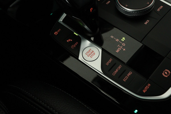 BMW 1-serie 118i High Executive Edition (NAVIGATIE, PARKEERSENSOREN, STOELVERWARMING, LEDER, SPORTSTOELEN, LED)