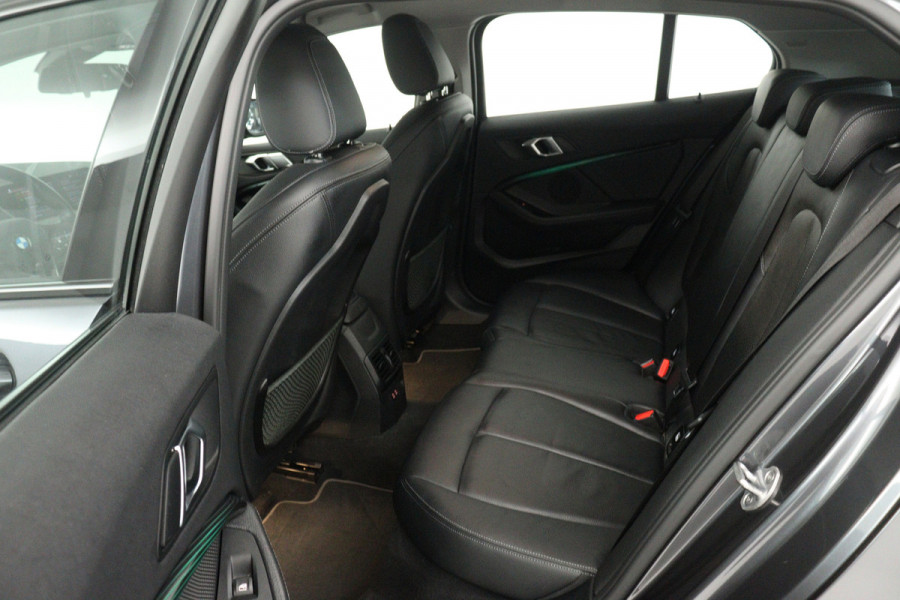 BMW 1-serie 118i High Executive Edition (NAVIGATIE, PARKEERSENSOREN, STOELVERWARMING, LEDER, SPORTSTOELEN, LED)