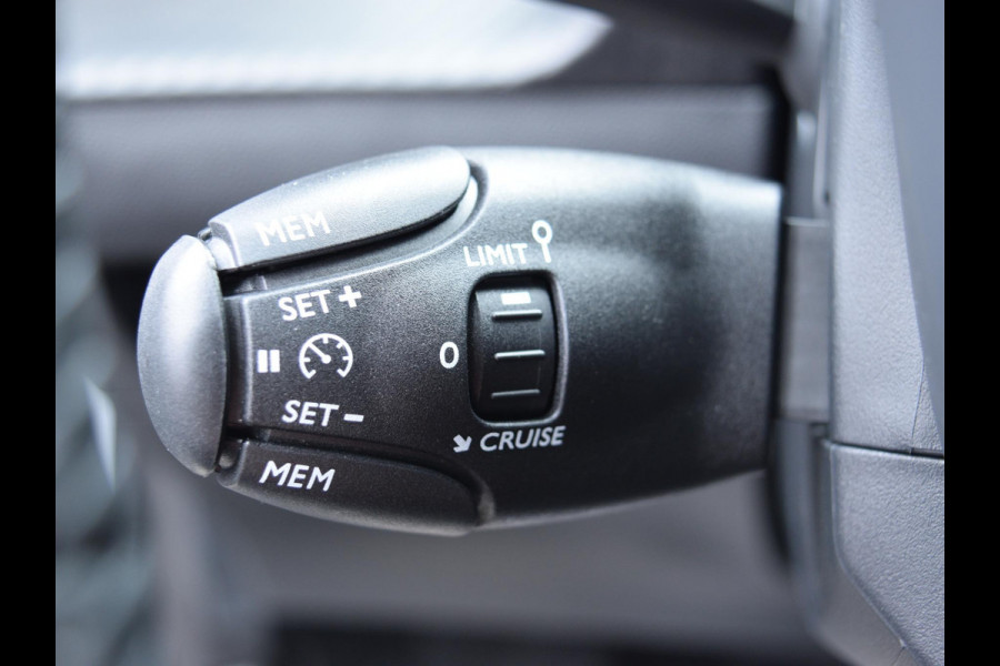 Peugeot 208 1.2 Hybrid 110 e-DCS6 Business PARKEERSENSOREN MET CAMERA | DONKER GETINT GLAS | AIRCO | DEMO