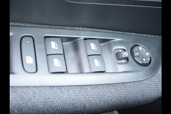 Peugeot 208 1.2 Hybrid 110 e-DCS6 Business PARKEERSENSOREN MET CAMERA | DONKER GETINT GLAS | AIRCO | DEMO