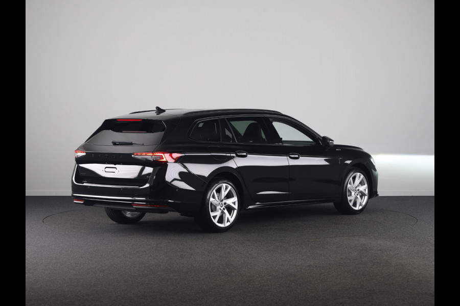 Škoda Superb Combi Sportline Business PHEV 1.5 TSI 204 pk 6 versn. DSG | Panoramadak, elektrisch bedienbaar | Trekhaak, wegklapbaar | Travel Assist Plus Sportline | Dynamic Chassis Control Pakket | CANTON Soundsystem | Lichtmetalen velgen 19 inch Aniara Aero zilver