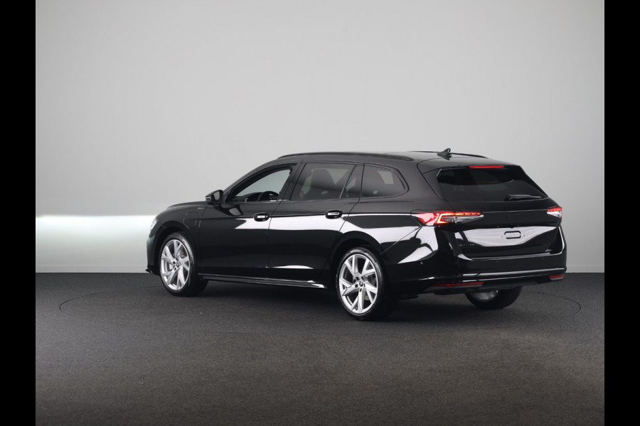 Škoda Superb Combi Sportline Business PHEV 1.5 TSI 204 pk 6 versn. DSG | Panoramadak, elektrisch bedienbaar | Trekhaak, wegklapbaar | Travel Assist Plus Sportline | Dynamic Chassis Control Pakket | CANTON Soundsystem | Lichtmetalen velgen 19 inch Aniara Aero zilver