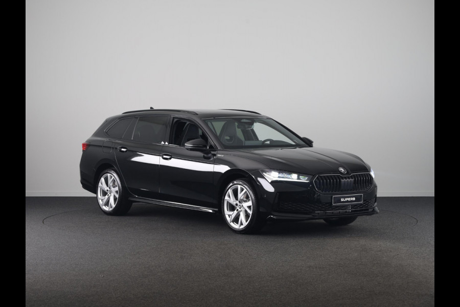 Škoda Superb Combi Sportline Business PHEV 1.5 TSI 204 pk 6 versn. DSG | Panoramadak, elektrisch bedienbaar | Trekhaak, wegklapbaar | Travel Assist Plus Sportline | Dynamic Chassis Control Pakket | CANTON Soundsystem | Lichtmetalen velgen 19 inch Aniara Aero zilver