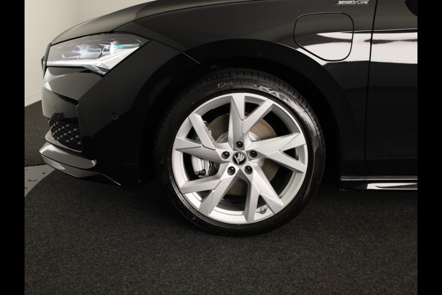 Škoda Superb Combi Sportline Business PHEV 1.5 TSI 204 pk 6 versn. DSG | Panoramadak, elektrisch bedienbaar | Trekhaak, wegklapbaar | Travel Assist Plus Sportline | Dynamic Chassis Control Pakket | CANTON Soundsystem | Lichtmetalen velgen 19 inch Aniara Aero zilver