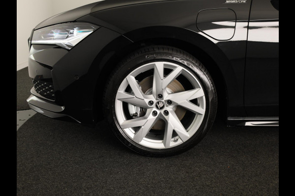 Škoda Superb Combi Sportline Business PHEV 1.5 TSI 204 pk 6 versn. DSG | Panoramadak, elektrisch bedienbaar | Trekhaak, wegklapbaar | Travel Assist Plus Sportline | Dynamic Chassis Control Pakket | CANTON Soundsystem | Lichtmetalen velgen 19 inch Aniara Aero zilver