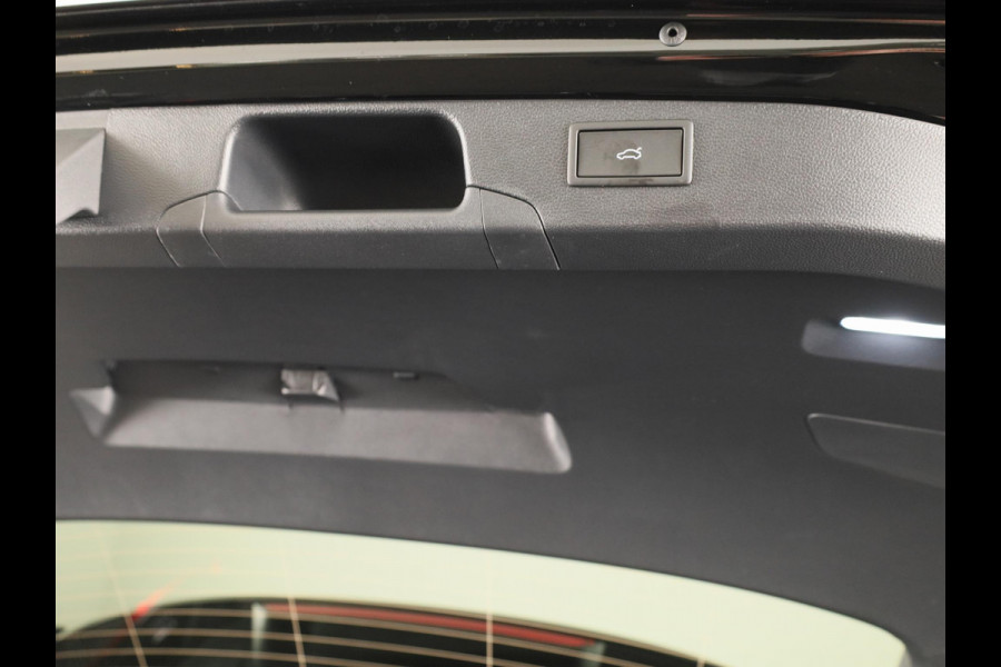 Škoda Superb Combi Sportline Business PHEV 1.5 TSI 204 pk 6 versn. DSG | Panoramadak, elektrisch bedienbaar | Trekhaak, wegklapbaar | Travel Assist Plus Sportline | Dynamic Chassis Control Pakket | CANTON Soundsystem | Lichtmetalen velgen 19 inch Aniara Aero zilver