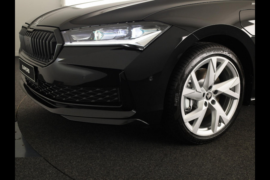 Škoda Superb Combi Sportline Business PHEV 1.5 TSI 204 pk 6 versn. DSG | Panoramadak, elektrisch bedienbaar | Trekhaak, wegklapbaar | Travel Assist Plus Sportline | Dynamic Chassis Control Pakket | CANTON Soundsystem | Lichtmetalen velgen 19 inch Aniara Aero zilver